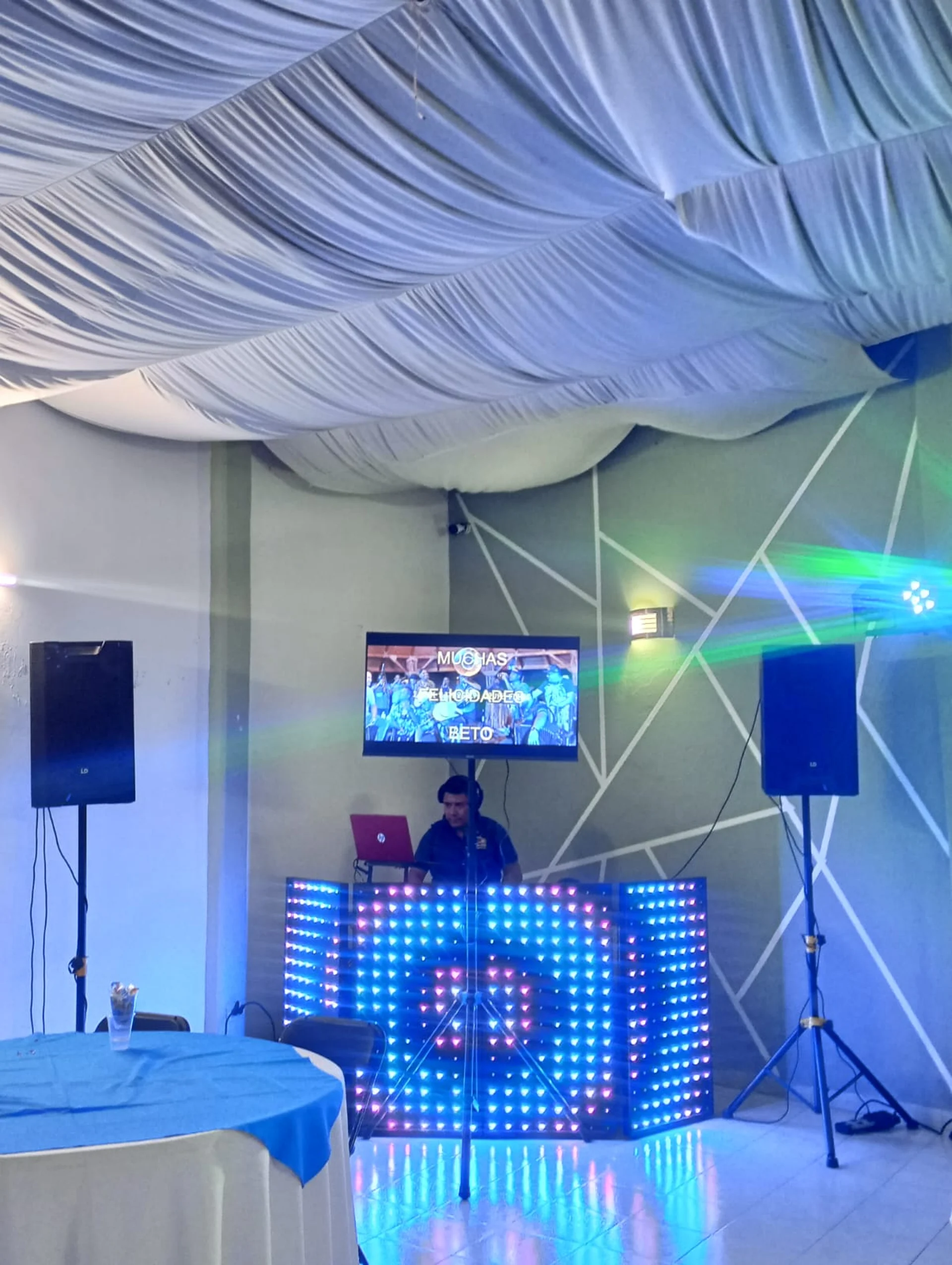 Montaje de DJ Disco Mix Baccarat con cabina LED, sonido e iluminación