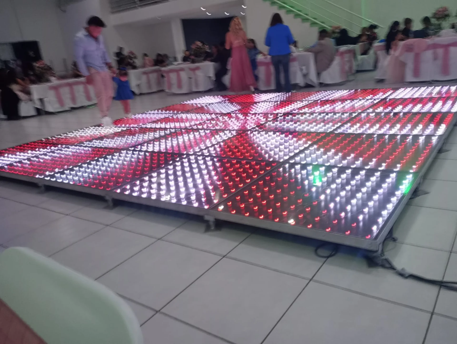 Pista LED roja en una celebración